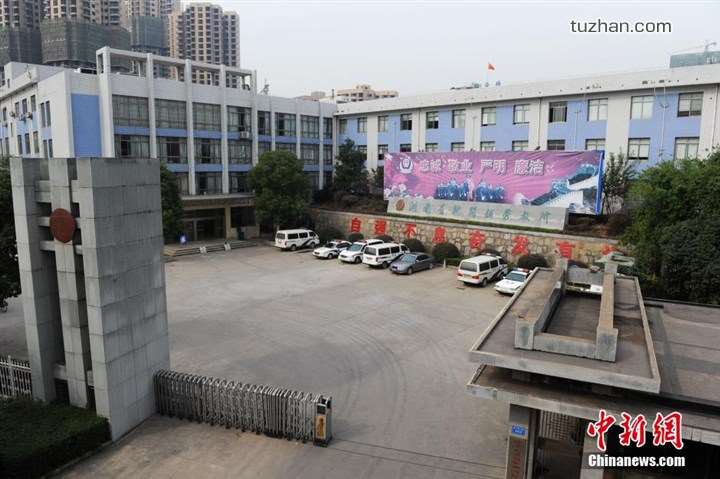 長(zhǎng)沙市坪塘勞動(dòng)教養(yǎng)管理所采購(gòu)我公司定制生產(chǎn)的11KW二用一備自來(lái)水加壓泵站一套，本設(shè)備供水范圍為5公里，供水人數(shù)為3600人，目前本自來(lái)水加壓泵站運(yùn)行平穩(wěn)，高效節(jié)能，受到了管理所的一致好評(píng)！